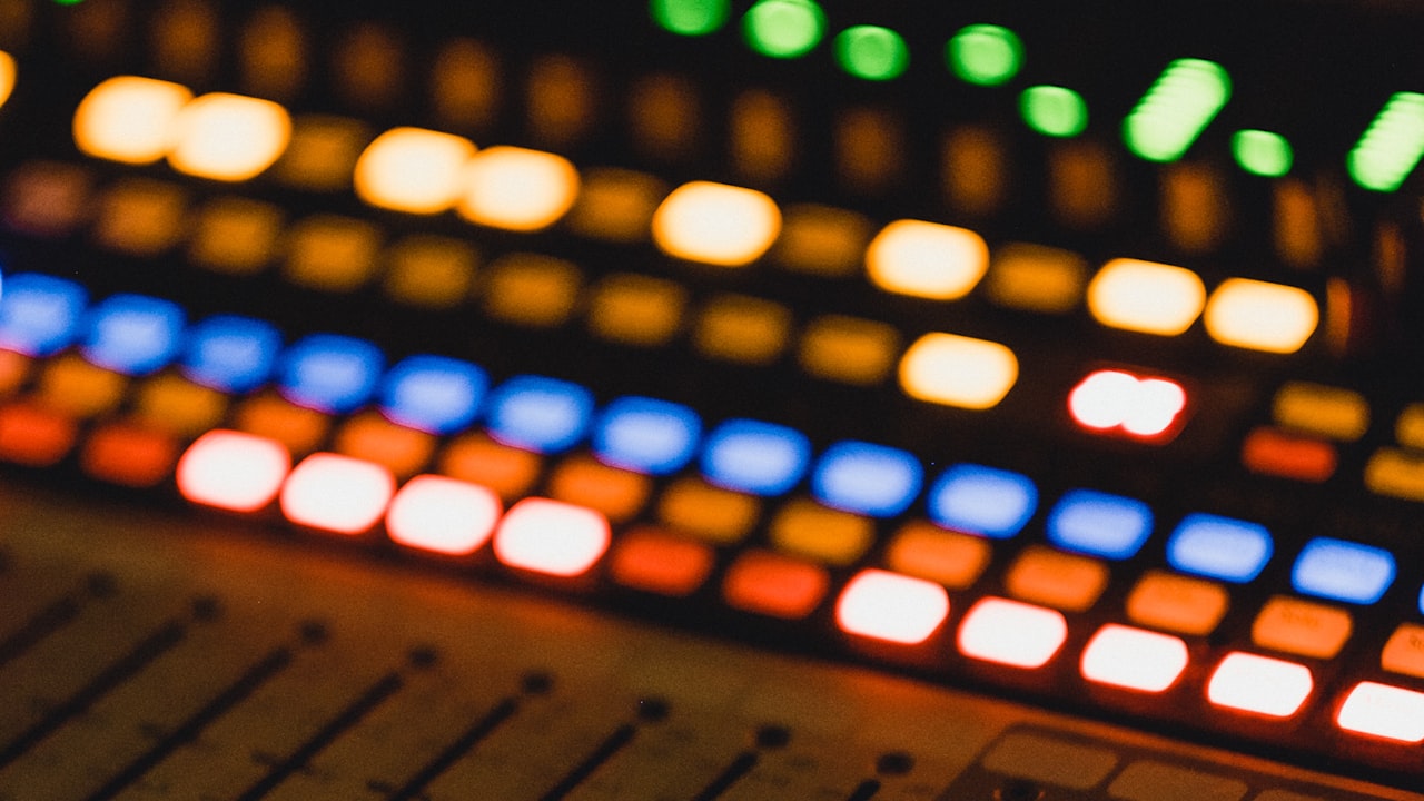 LEDs vs. CFLs: The Battle of the Bulbs